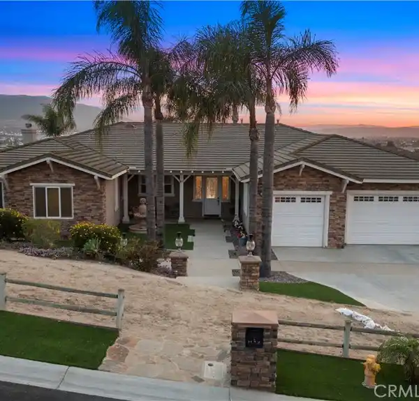 LUXURIOUS AND CHARMING SINGLE-STORY ESTATE