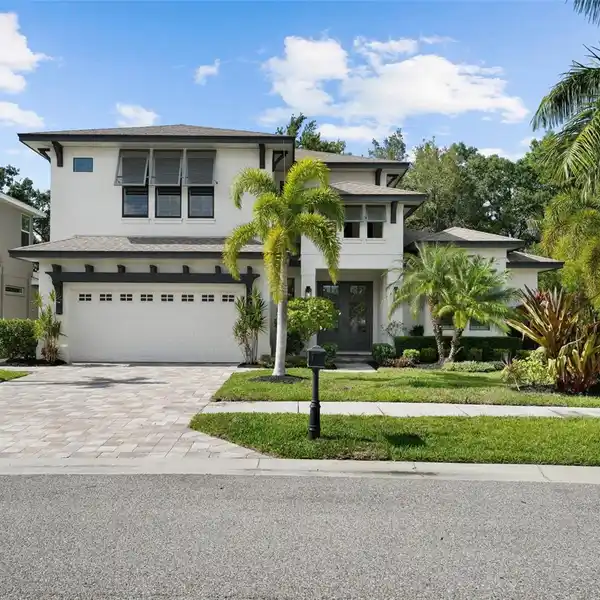 DESIGNER-CURATED HOME PERFECT FOR ENTERTAINING