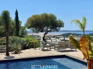 Contemporary Home Facing the Sea