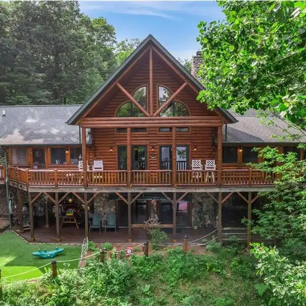 LAKEFRONT LOG HOME WITH STUNNING VIEWS