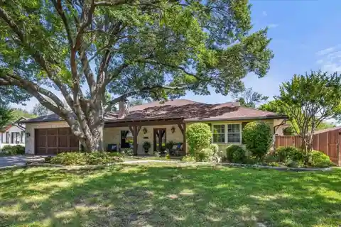 Elegant Home Steps from Colonial Country Club