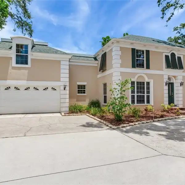 ELEGANT CHARLESTON-STYLE HOME