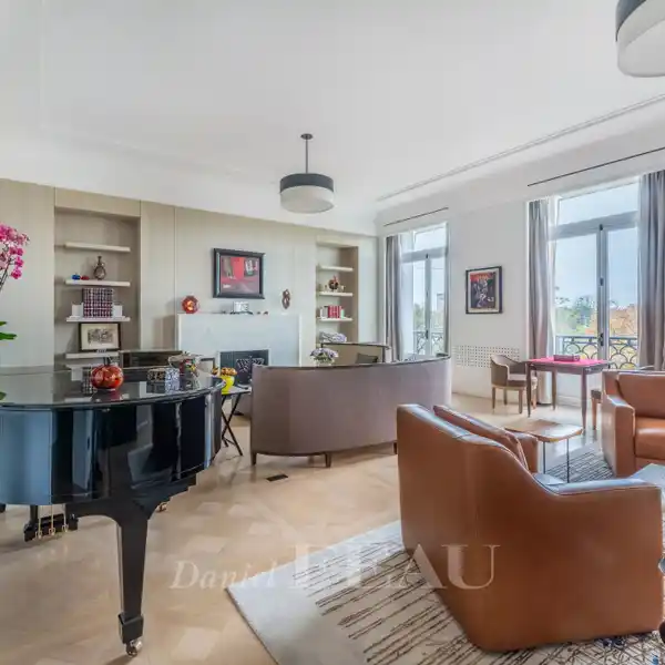 BEAUTIFULLY APPOINTED FULL-FLOOR APARTMENT