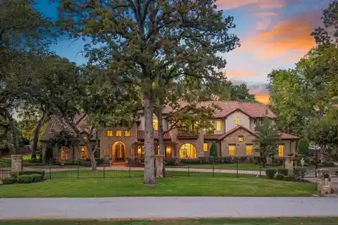 Custom Beauty on a Quiet Cul-De-Sac