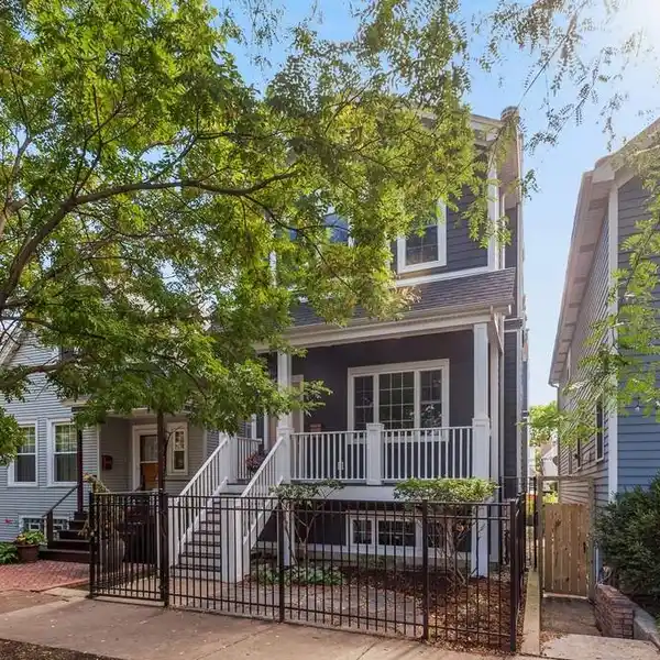 ROSCOE VILLAGE LUXURY HOME WITH ROOFTOP AND CHEF’S KITCHEN