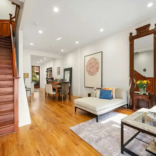 PERFECTLY APPOINTED TOWNHOUSE ON A PRISTINE BLOCK
