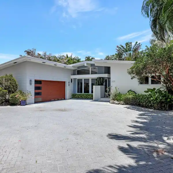 CHARMING ELEGANCE IN A PRIME LOCATION