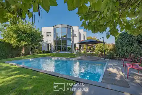 Architect-Designed House in a Peaceful Setting