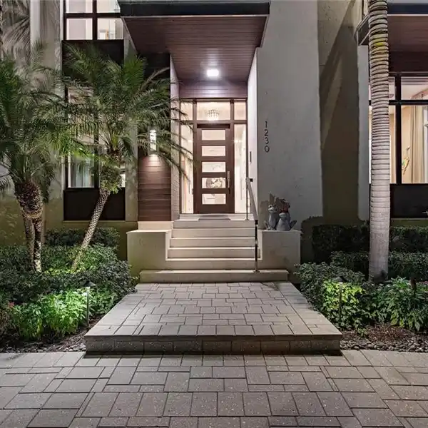 BEACH-BLOCK LUXURY WITH TIMELESS ARCHITECTURAL DESIGN