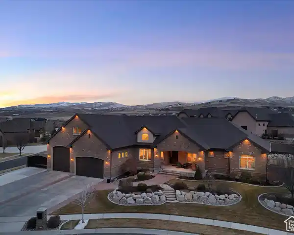 EXQUISITE LUXURY HOME ON A SPRAWLING ESTATE LOT