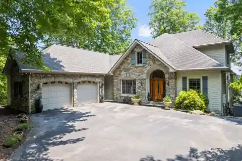 Exquisite Mountain Retreat with Expansive Living