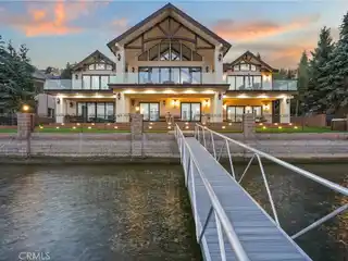 Luxurious Modern Lakefront Home