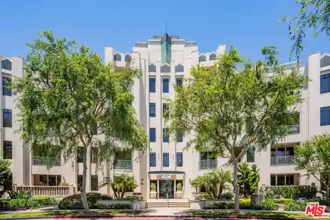 Beautifully Designed Penthouse-Level Condo
