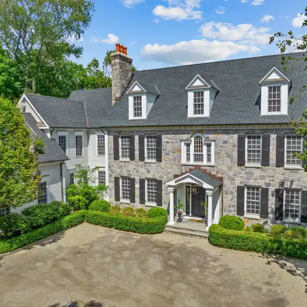 MAGNIFICENT ESTATE AWAITING NEW VISION