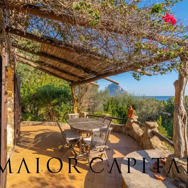 TRANQUIL VILLA WITH EXCEPTIONAL VIEWS