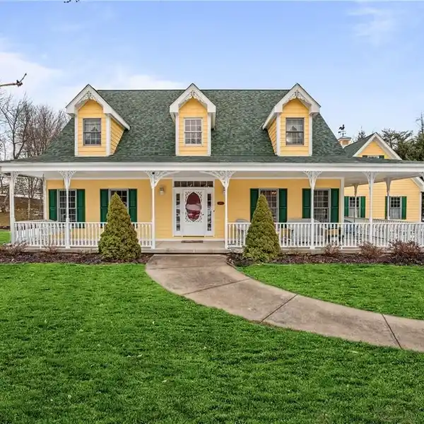 CUSTOM-BUILT CAPE COD IN DESIRABLE GREY OAKS