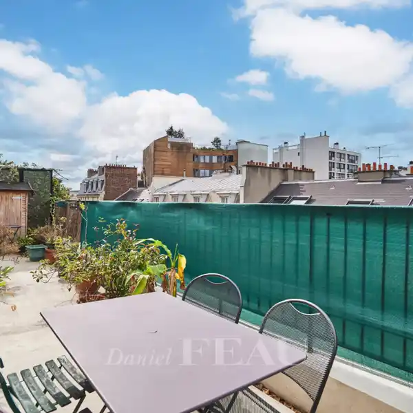 DUAL-ASPECT APARTMENT WITH TERRACE