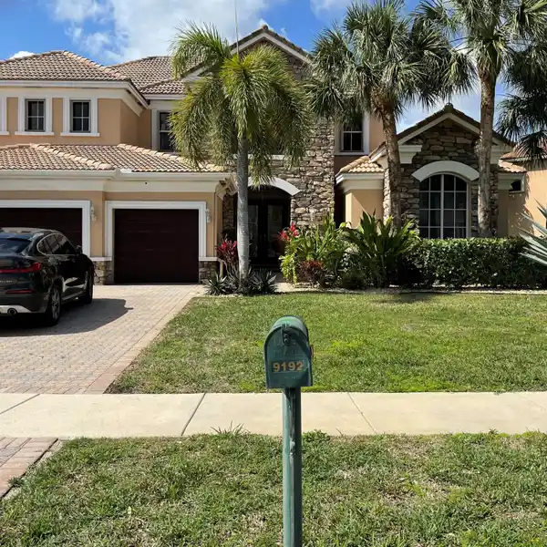 EXECUTIVE-STYLE HOME IN COUNTRY COVE ESTATES