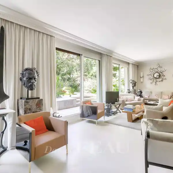 EXCEPTIONAL APARTMENT OPENING TO A HIDDEN GARDEN