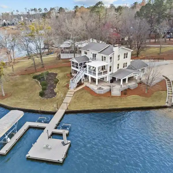 BREATHTAKING LAKEFRONT HOME