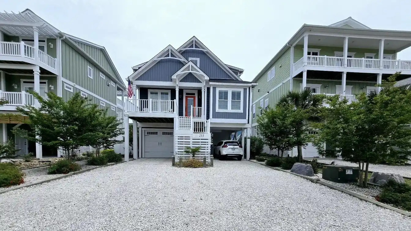 Where Ocean Waves Meet the Comfort and Luxury of Modern Living