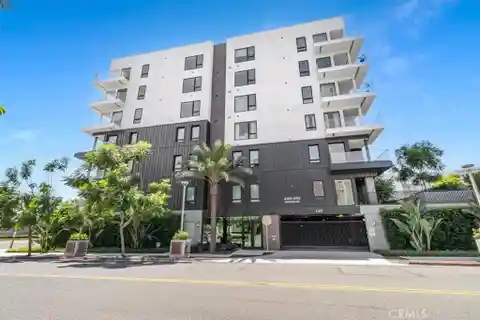 Resort-Style Amenities: Clubhouse, Olympic Pool, and Fitness Center