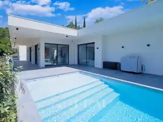 Contemporary Living in a Peaceful Setting