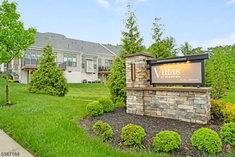 Chic End Unit in the Villas at Warren