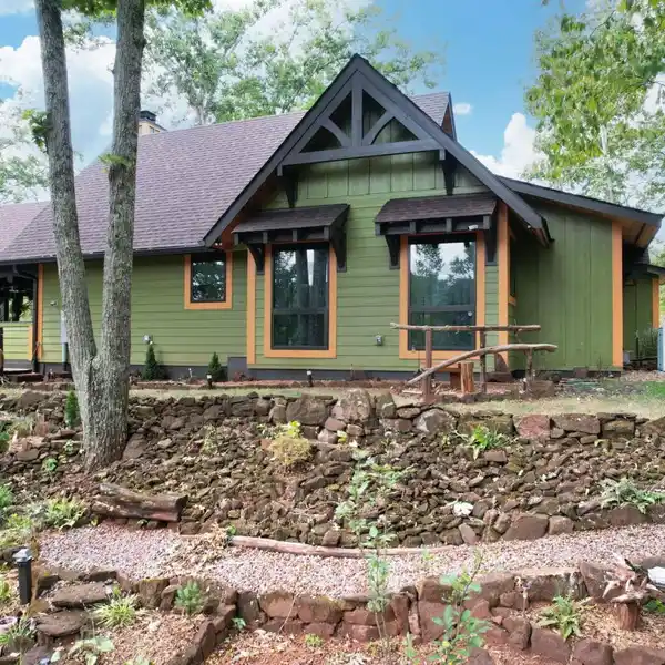 15-ACRE MOUNTAINTOP OASIS