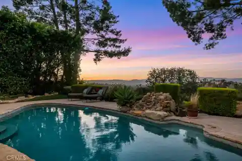 Beautiful Residence in Sought-After Woodland Crest Estates
