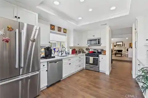 Chic End-Unit in Coveted Woodbridge Location