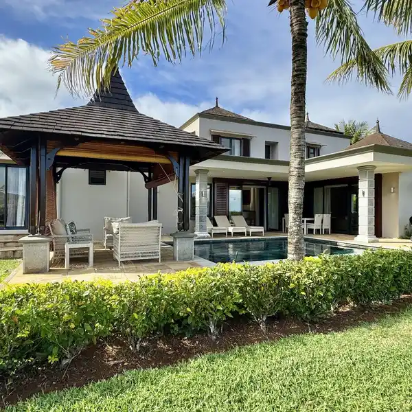 REFINED GOLF-FRONT LIVING ON SOUTH-WEST COAST