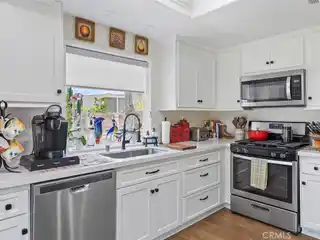Chic End-Unit in Coveted Woodbridge Location