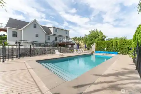 Comfort and Privacy on an Acre-Plus