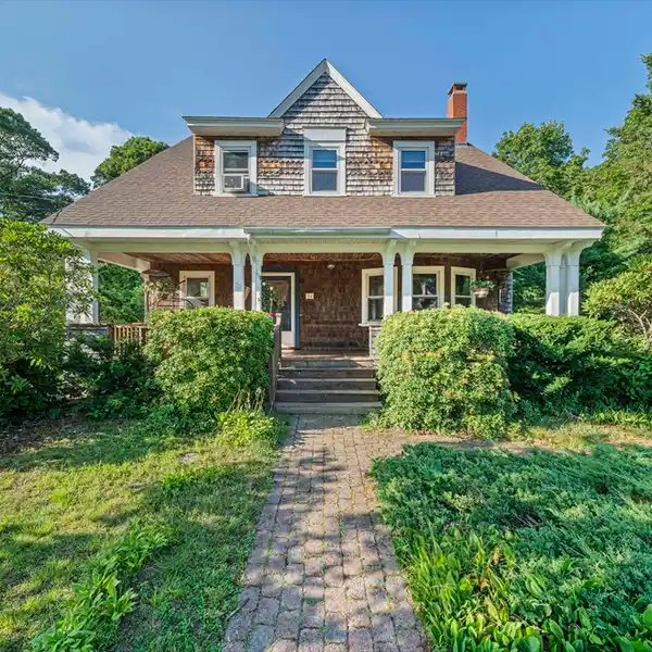 OVERSIZED 1902 BUNGALOW IN PRIME LOCATION