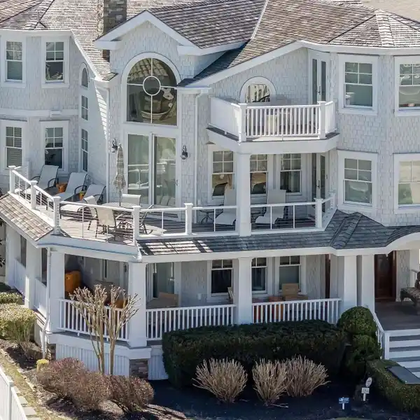 STUNNING SUMMER HAVEN