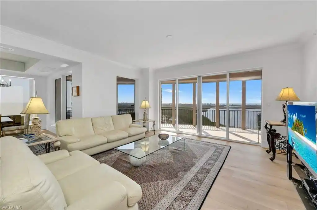 Bright and Sunny High-floor Three Bedroom Residence