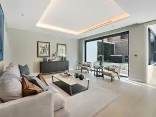 Expansive Townhouse Blending Timeless Design with Modern Convenience