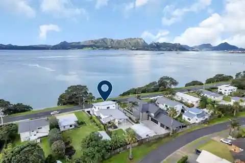 Spacious Retreat with Unbeatable Water Views