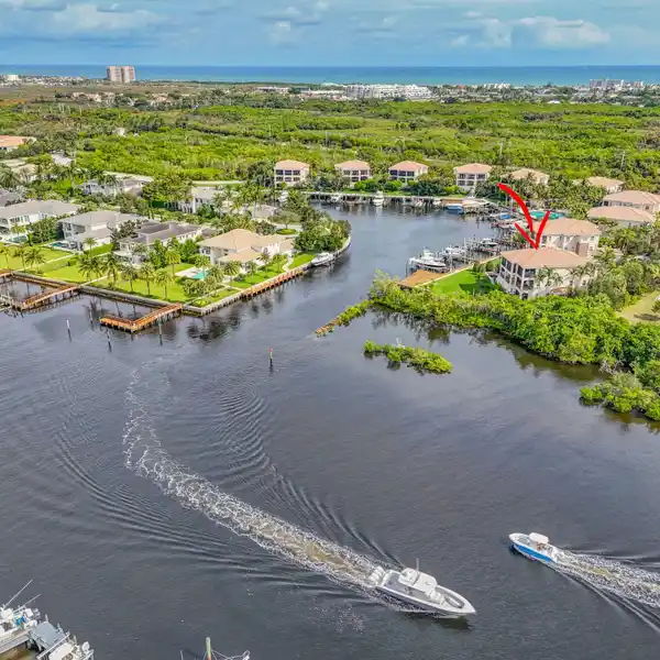 DIRECT WATERFRONT CARRIAGE CONDO