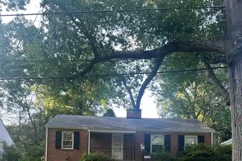 Inviting Residence in Desirable Somerset Heights