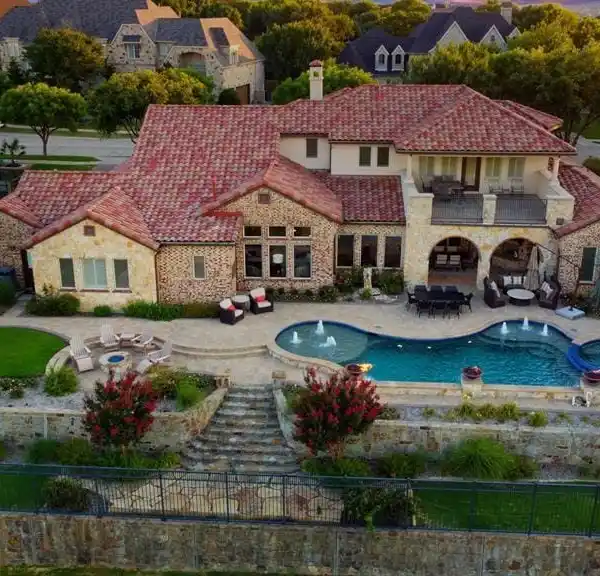 BREATHTAKING GOLF AND LAKE VIEWS IN CASTLE HILLS