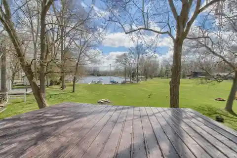 Beautifully Maintained Home on Strawberry Lake