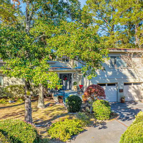 CHARMING HOME IN THE DESIRABLE SOUTH WINDERMERE NEIGHBORHOOD