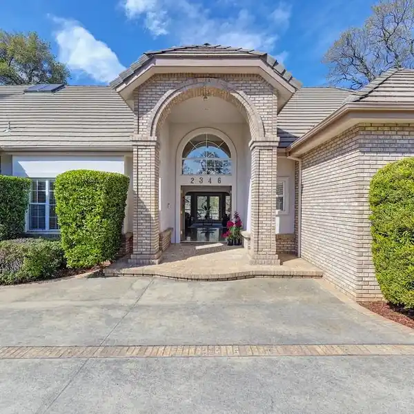 CUSTOM SINGLE-STORY HOME IN SOUGHT-AFTER STERLINGSHIRE