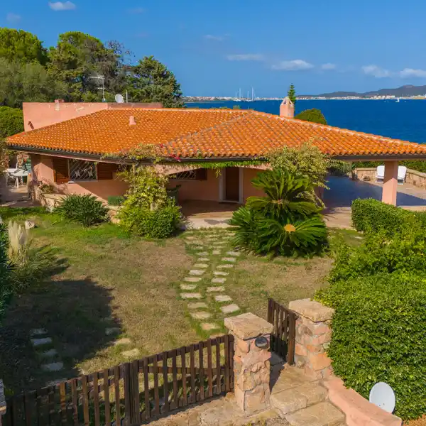 FOUR BEDROOM VILLA OVERLOOKING THE SEA