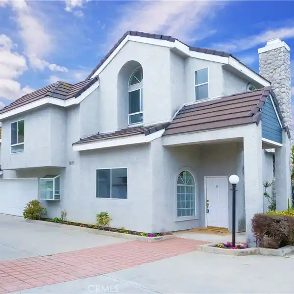 BEAUTIFULLY REMODELED DETACHED TOWNHOME
