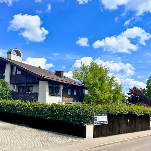 WELL-MAINTAINED SEMI-DETACHED HOUSE