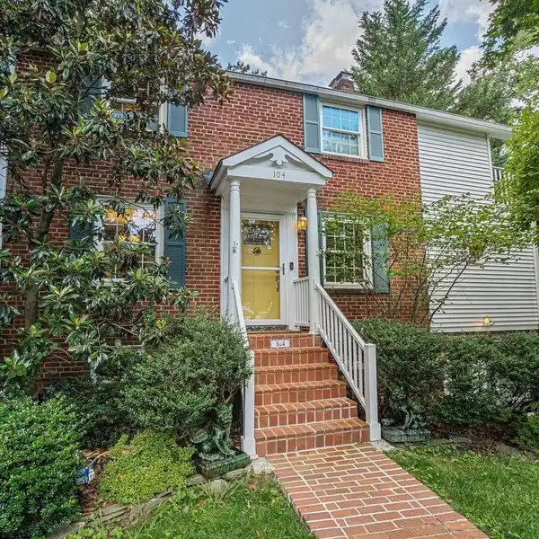 PRIVATE OASIS IN HIGHLY SOUGHT-AFTER ARLINGTON FOREST