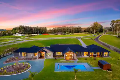 Luxurious Country Lifestyle with an Easy Commute
